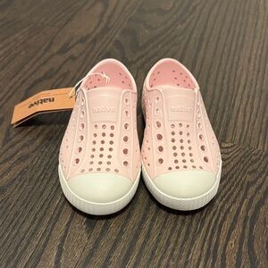 NWT Native Kids c7 Water Shoes Jefferson Slip-On in Light Pink with White Toe